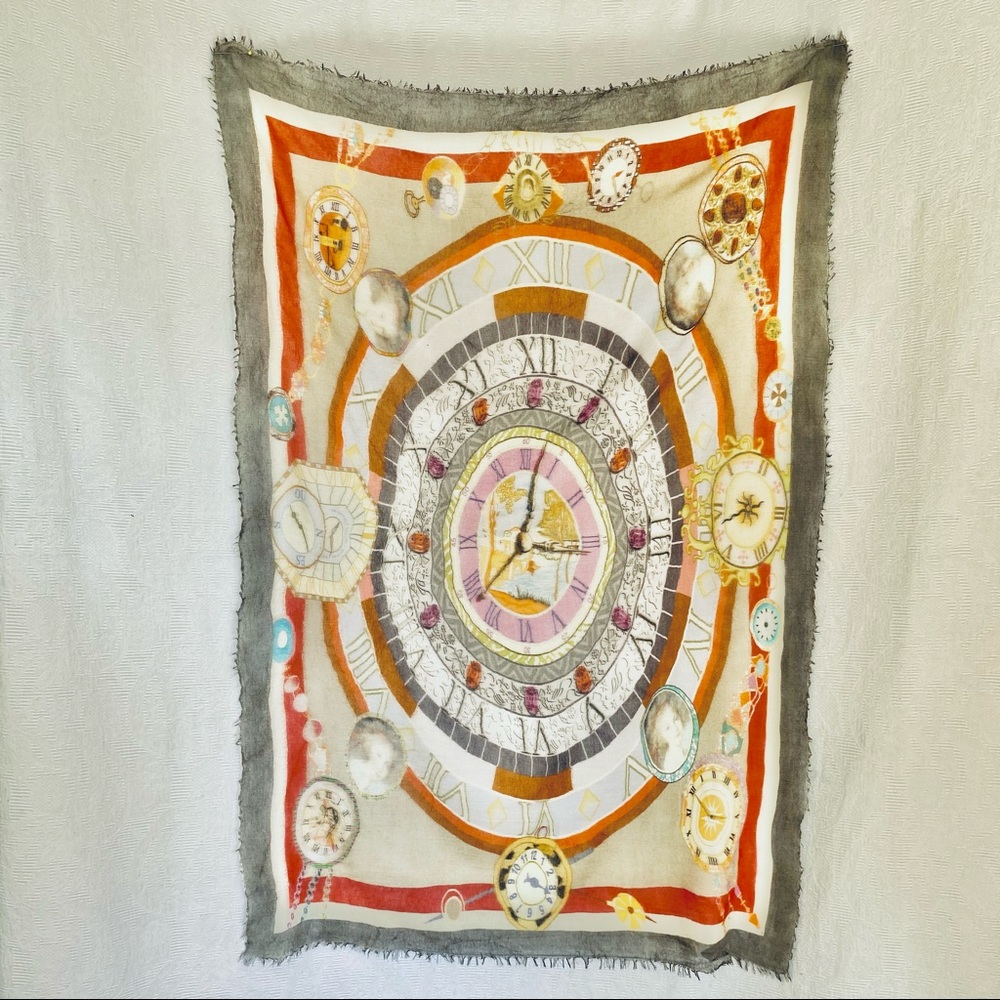 Saachi fine wool scarf clock motif